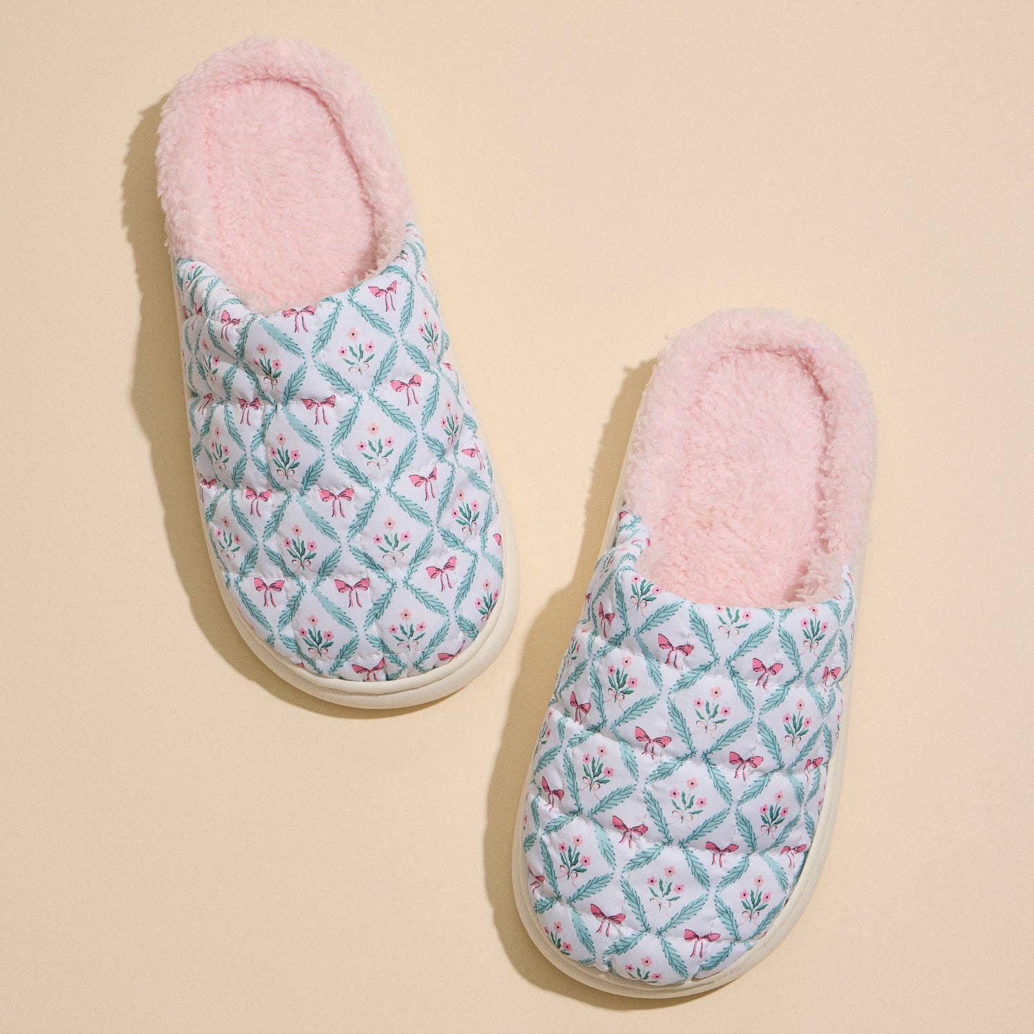 Frem Puffy Quilted Wreaths & Bows Ultra-Soft Holiday Mule Slippers