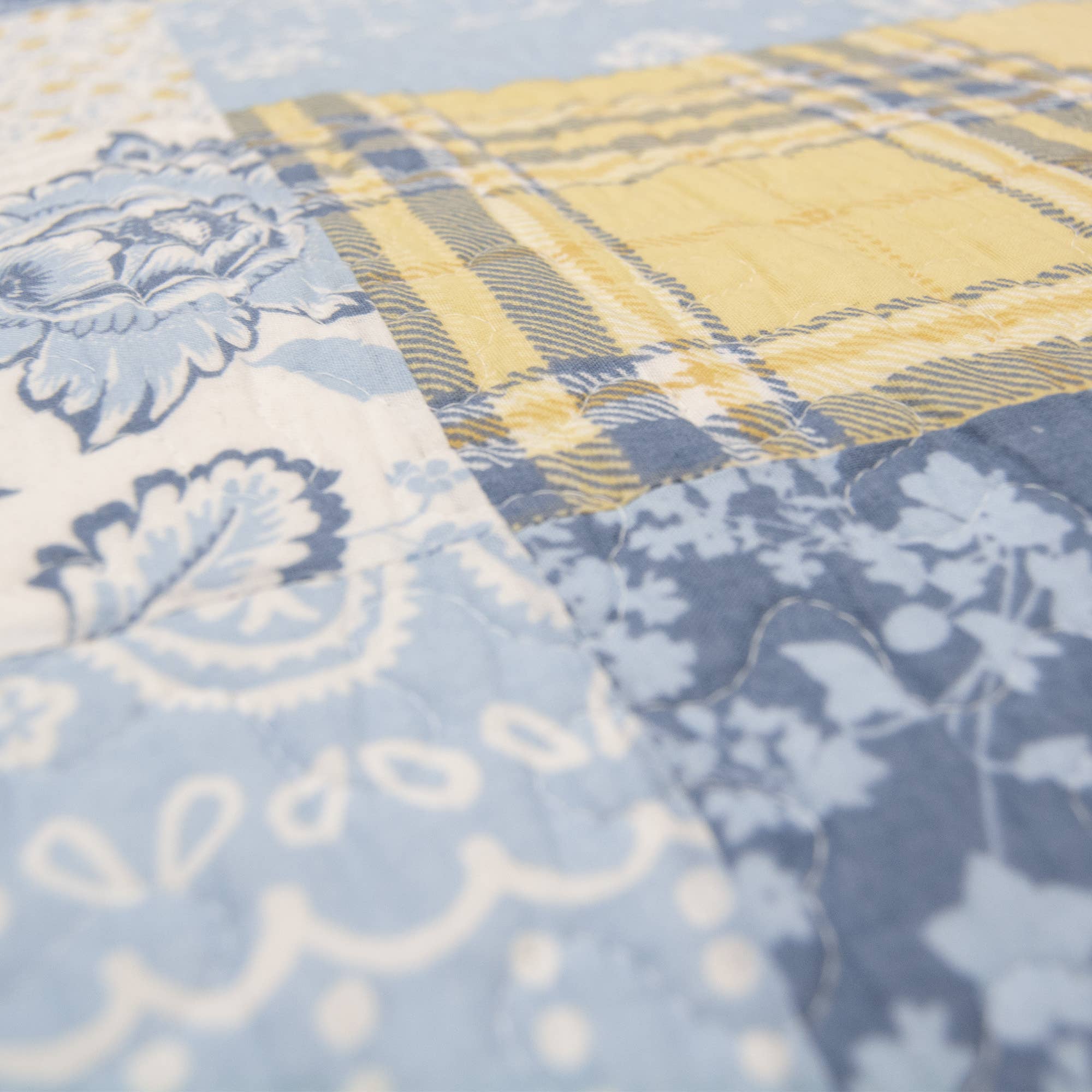 Donna Sharp Spring Flowers Quilted Throw Blanket